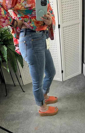 Judy Blue Mid Rise Non Distressed Contrast Wash Cuffed Skinny Capri Jeans