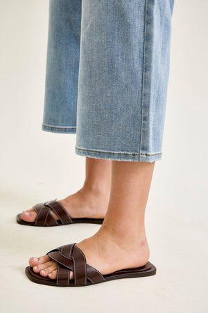 Judy Blue Mid Rise Wide Cropped Light Wash Jeans