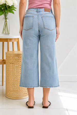 Judy Blue Mid Rise Wide Cropped Light Wash Jeans