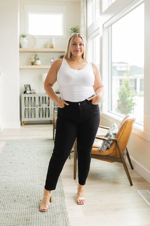 Judy Blue Mid Rise Slim Non Distressed Jeans in Black - size 24