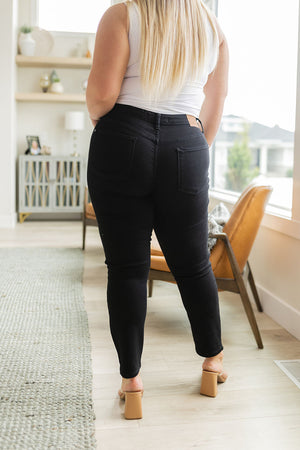 Judy Blue Mid Rise Slim Non Distressed Jeans in Black - size 24